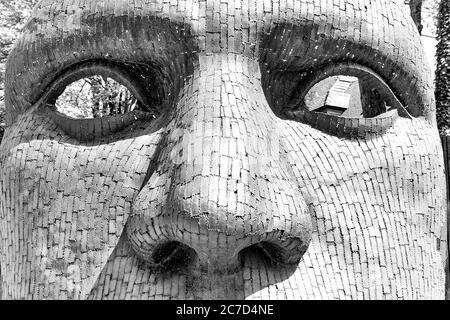 Une sculpture de masque en face du théâtre Marlowe dans la ville anglaise de la cathédrale médiévale de Canterbury dans le Kent, Angleterre, Royaume-Uni appelé Bulkhead Banque D'Images