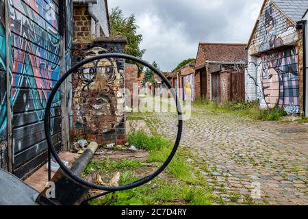 Ruelles arrière non entretenues et sales entre les propriétés résidentielles l'arrière de la route Ardington et Loyd, région d'Abington de Northampton, Angleterre, Royaume-Uni. Banque D'Images