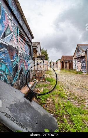 Ruelles arrière non entretenues et sales entre les propriétés résidentielles l'arrière de la route Ardington et Loyd, région d'Abington de Northampton, Angleterre, Royaume-Uni. Banque D'Images