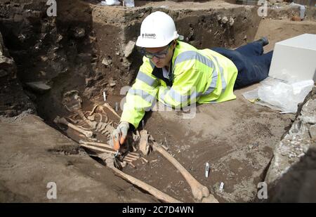 L'archéologue Catherine Warden, des tramways à Newhaven, s'est donné pour projet d'excavation de restes humains, qui pourraient remonter jusqu'en 1300, des tombes de l'église paroissiale de Leith Sud dont le cimetière médiéval s'étend sous la surface de la route de la rue Constitution, Leith. Banque D'Images