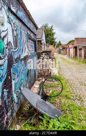 Ruelles arrière non entretenues et sales entre les propriétés résidentielles l'arrière de la route Ardington et Loyd, région d'Abington de Northampton, Angleterre, Royaume-Uni. Banque D'Images