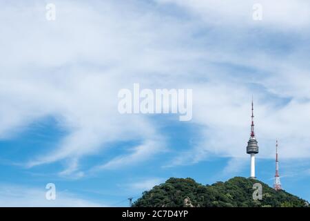 Séoul, Corée du Sud - N Tour de Séoul à Namsan. Le point de repère de la ville. Paysage, paysage urbain de Séoul. Ciel bleu et nuages blancs en été ensoleillé. Banque D'Images