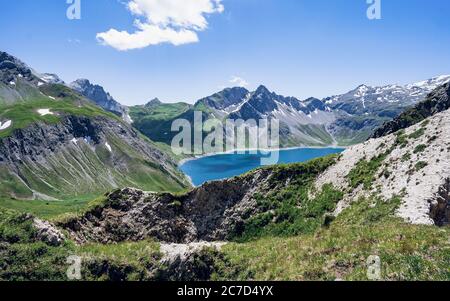 Belle vue panoramique sur le lac Lunersee. L'un des plus grands lacs naturels de montagne des Alpes orientales est à 1,970 m au-dessus du niveau de la mer. Autriche Banque D'Images