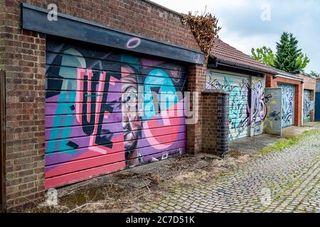 Ruelles arrière non entretenues et sales entre les propriétés résidentielles l'arrière de la route Ardington et Loyd, région d'Abington de Northampton, Angleterre, Royaume-Uni. Banque D'Images