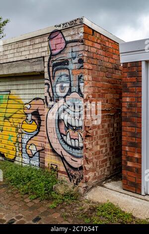 Ruelles arrière non entretenues et sales entre les propriétés résidentielles l'arrière de la route Ardington et Loyd, région d'Abington de Northampton, Angleterre, Royaume-Uni. Banque D'Images