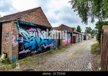 Ruelles arrière non entretenues et sales entre les propriétés résidentielles l'arrière de la route Ardington et Loyd, région d'Abington de Northampton, Angleterre, Royaume-Uni. Banque D'Images