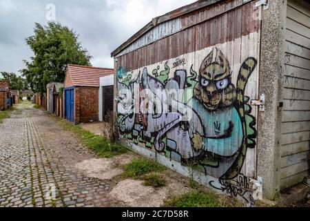Ruelles arrière non entretenues et sales entre les propriétés résidentielles l'arrière de la route Ardington et Loyd, région d'Abington de Northampton, Angleterre, Royaume-Uni. Banque D'Images