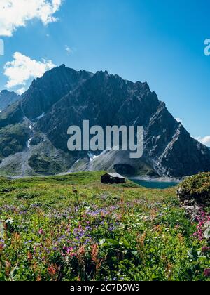 Ancienne et isolée cabine de belles montagnes des Alpes. La vieille maison a l'air un peu effrayante. L'endroit idéal pour filmer. Atmosphère de Moody Banque D'Images