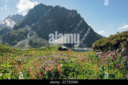 Ancienne et isolée cabine de belles montagnes des Alpes. La vieille maison a l'air un peu effrayante. L'endroit idéal pour filmer. Atmosphère de Moody Banque D'Images