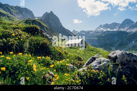 Ancienne et isolée cabine de belles montagnes des Alpes. La vieille maison a l'air un peu effrayante. L'endroit idéal pour filmer. Atmosphère de Moody Banque D'Images