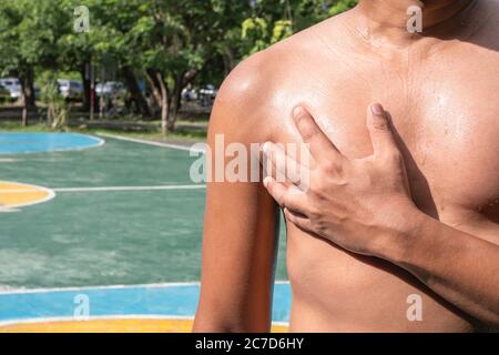 Les poignées de la poitrine que l'inflammation d'une blessure sportive. Banque D'Images