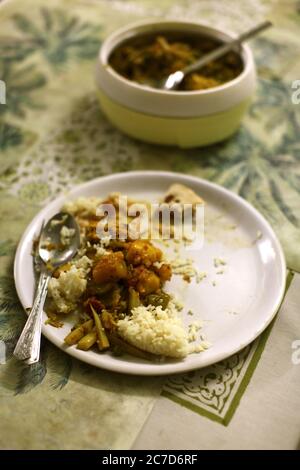 Dose verticale à angle élevé de riz vapeur et de curry indien dans une plaque blanche sur la table Banque D'Images