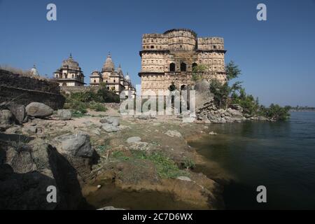 Plan horizontal des bâtiments du temple sur la rive à Orcha, en Inde Banque D'Images