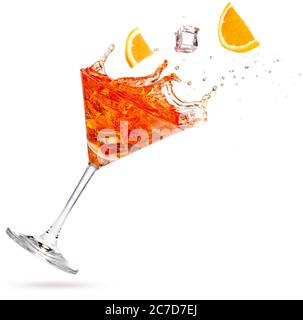orange et glace qui tombent dans un martini éclaboussant isolé sur blanc Banque D'Images