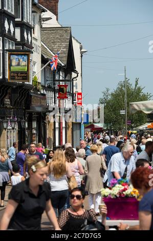 Les gens qui font du shopping dans le centre-ville de Doncaster, dans le Yorkshire, en Angleterre. Banque D'Images