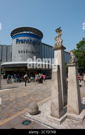 Statue devant l'entrée du centre commercial Frenchgate dans le centre-ville de Doncaster, Yorkshire, Angleterre. Banque D'Images