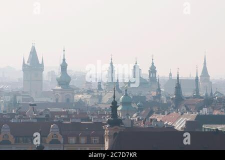 Belle vue sur les flèches de la ville de Prague, capitale de la République tchèque. Banque D'Images