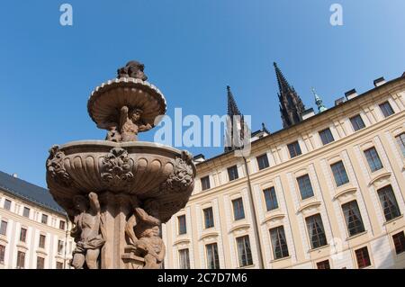 Vue sur la fontaine baroque de Kohl dans la deuxième cour du Palais de Prague, dans la vieille ville de Prague, République tchèque. Banque D'Images