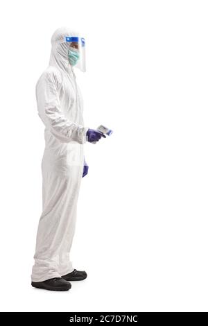 Prise de vue en profil d'un spécialiste dans une combinaison de noisettes tenant un thermomètre isolé sur fond blanc Banque D'Images