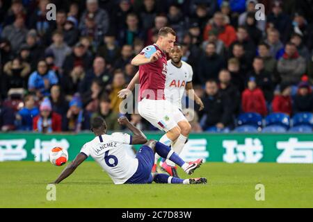 7 mars 2020, Turf Moor, Burnley, Angleterre; Premier League, Burnley contre Tottenham Hotspur : Davinson Sanchez (06) de Tottenham Hotspur s'attaque à Chris Wood (9) de Burnley Banque D'Images