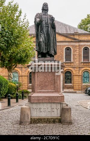 Statue de John Wesley en face de la chapelle Wesley, City Road, Londres. Banque D'Images