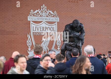 Bob Paisley et Emlyn Hughes sur une statue à l'extérieur d'Anfield Banque D'Images