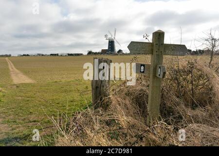 Panneau de la piste nationale du chemin de la côte de Norfolk près du moulin à vent Burnham Overy Staithe, Norfolk, Royaume-Uni Banque D'Images