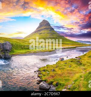 Vue fantastique sur la montagne Kirkjufell au coucher du soleil. Lieu: Kirkjufellsfoss, Grundarfjordurn, Islande, Europe Banque D'Images