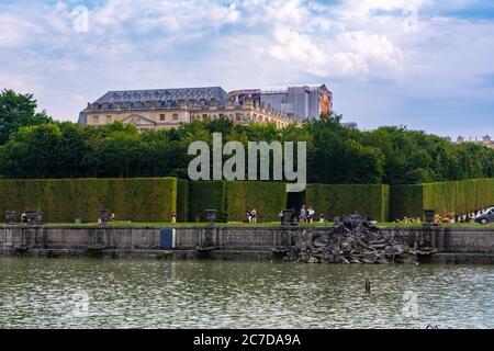 Versailles, France - 27 août 2019 : Fontaine de Neptune dans les jardins du célèbre château de Versailles. Le château de Versailles était un château royal et a été ajouté Banque D'Images