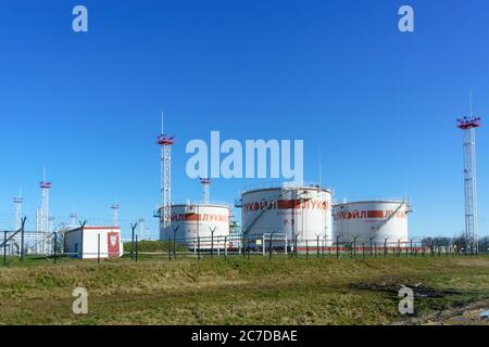 Installations de centrales pétrolières, complexe de raffinerie de pétrole, LUKOIL, compagnie pétrolière, région de Kaliningrad, Russie, 15 mars 2020 Banque D'Images
