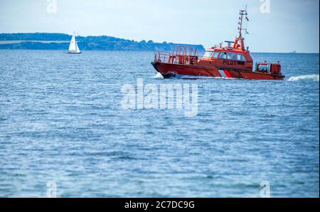 Timmendorf, Allemagne. 13 juillet 2020. Le bateau-pilote 'Schklenburg' vient de la mer Baltique et navigue jusqu'au port de Timmendorf sur l'île Baltique de Poel. Credit: Jens Büttner/dpa-Zentralbild/ZB/dpa/Alay Live News Banque D'Images