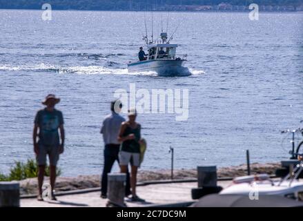 Timmendorf, Allemagne. 13 juillet 2020. Un bateau à moteur avec des pêcheurs à la ligne va au port de Timmendorf sur l'île de Poel, en mer Baltique. Credit: Jens Büttner/dpa-Zentralbild/ZB/dpa/Alay Live News Banque D'Images