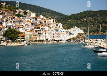 La ville historique de l'île de Skopelos vue depuis le bateau à l'entrée du port en été. Banque D'Images