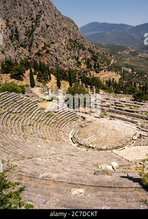 Le théâtre historique de l'ancienne ville de Delphes en Grèce, surplombant les collines environnantes en été. Banque D'Images