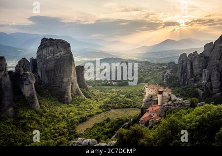 Le monastère de Meteora Roussánou avec leur emplacement pittoresque sur les rochers en Grèce avec coucher de soleil Banque D'Images