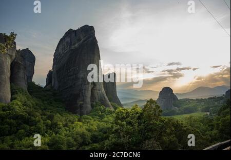 Les monastères Meteora avec leur emplacement pittoresque sur les rochers en Grèce avec coucher de soleil Banque D'Images