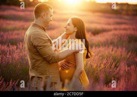 Couple amoureux sur les champs de lavande.couple de touristes.Happy moments.grossesse concept. Banque D'Images