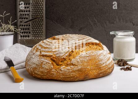 Pain artisanal de levain frais avec entrée de levain sur un comptoir de cuisine Banque D'Images