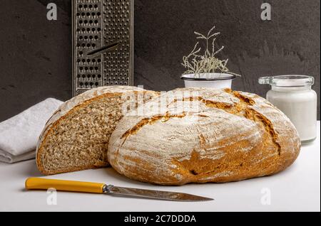 Pain artisanal de levain frais avec entrée de levain sur un comptoir de cuisine Banque D'Images