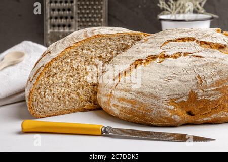 Pain artisanal de levain frais avec entrée de levain sur un comptoir de cuisine Banque D'Images