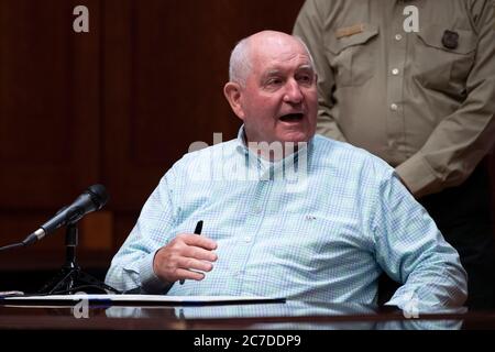 Austin Texas USA 16 juillet 2020: Le secrétaire à l'Agriculture des États-Unis Sonny Perdue répond aux questions lorsqu'il se présente avec le gouverneur du Texas Greg Abbott au Capitole du Texas. Perdue a signé un accord offrant un soutien fédéral continu aux forêts du Texas. Crédit : Bob Daemmrich/Alay Live News Banque D'Images