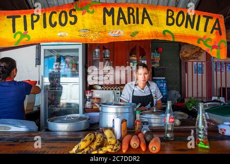 La nourriture stalle Tipicos Maria Bonita à San Bartolomé Perulapia à Cuscatlan, El Salvador Amérique centrale. Il est situé sur l'autoroute entre San Martín Banque D'Images