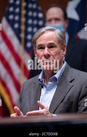 Austin Texas USA 16 juillet 2020: Le gouverneur Greg Abbott informe la presse sans masque lors d'une conférence de presse au Capitole du Texas. Abbott portait un masque sauf lorsqu'il parlait. Crédit : Bob Daemmrich/Alay Live News Banque D'Images