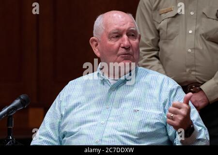 Austin Texas USA 16 juillet 2020: Le secrétaire à l'Agriculture des États-Unis Sonny Perdue répond aux questions lorsqu'il se présente avec le gouverneur du Texas Greg Abbott au Capitole du Texas. Perdue a signé un accord offrant un soutien fédéral continu aux forêts du Texas. Crédit : Bob Daemmrich/Alay Live News Banque D'Images