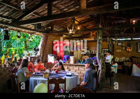 Restaurant traditionnel jardin de Celeste à Concepcion de Ataco, El Salvador, Amérique centrale. Ruta de Las Flores. Une maripulusa (de Pipil pupupurusawa) est Banque D'Images