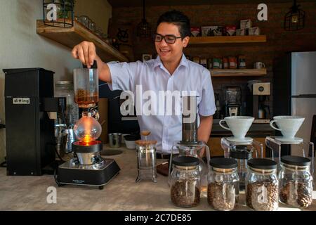 Viva Espresso Dégustation de café dans le siphon. El Carmen plantations et distribution de la marque de café biologique d'État à Concepción de Ataco El sa Banque D'Images