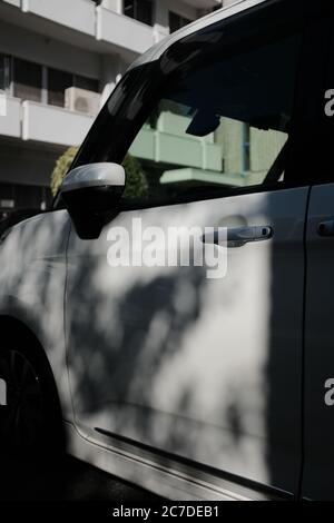 MATSUYAMA, JAPON - 23 septembre 2019 : gros plan vertical sélectif de la porte d'une voiture blanche Banque D'Images