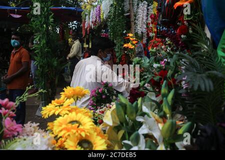 Dhaka, Dhaka, Bangladesh. 16 juillet 2020. Les gens regardent des fleurs en plastique pour décorer la pièce pendant la pandémie de COVID-19. Crédit: Md Rakibul Hasan/ZUMA Wire/Alay Live News Banque D'Images