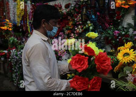 Dhaka, Dhaka, Bangladesh. 16 juillet 2020. Les gens regardent des fleurs en plastique pour décorer la pièce pendant la pandémie de COVID-19. Crédit: Md Rakibul Hasan/ZUMA Wire/Alay Live News Banque D'Images