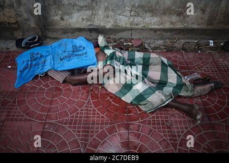 Dhaka, Dhaka, Bangladesh. 16 juillet 2020. Un cadavre non identifié a été trouvé dans la rue du trottoir pendant la pandémie COVID-19. Crédit: Md Rakibul Hasan/ZUMA Wire/Alay Live News Banque D'Images